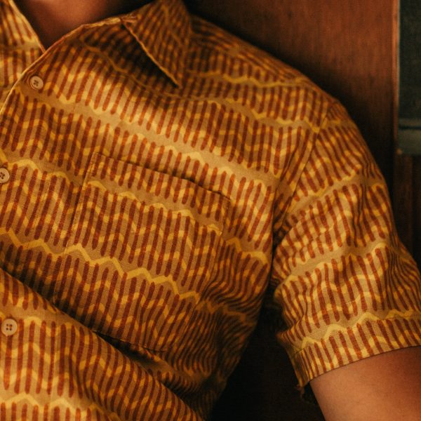 159ae5ac4aba0f5145634fbe56409cf8e706e30236fc24c861c61278d6ec4842.jpg The Short Sleeve Hawthorne in Gold Wave