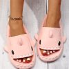 87cb31991108f001dc0cb94a73c4c34040073367403e5c29c50f2c8efddb7942.jpg Shark Design Slides, Light Pink Preppy Style Collegiate Cartoon Slippers