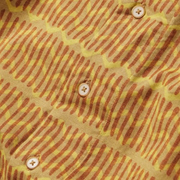 d26be600e368a73f857cd16fd7369648343e527efe458a35d93427ba9c413923.jpg The Short Sleeve Hawthorne in Gold Wave